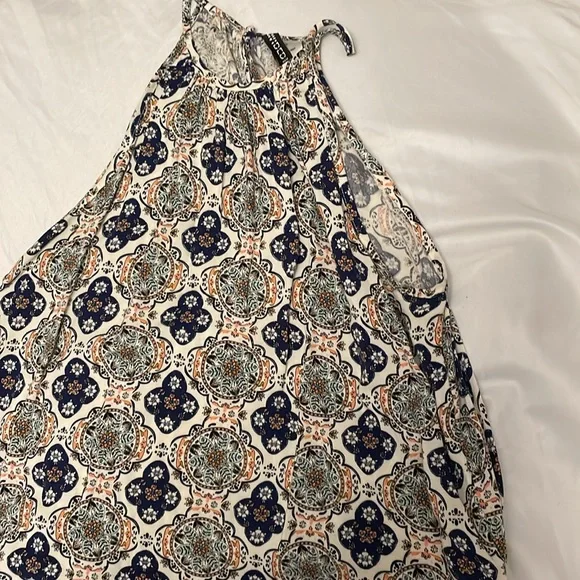 Patterned Halter Top - Picture 2 of 6